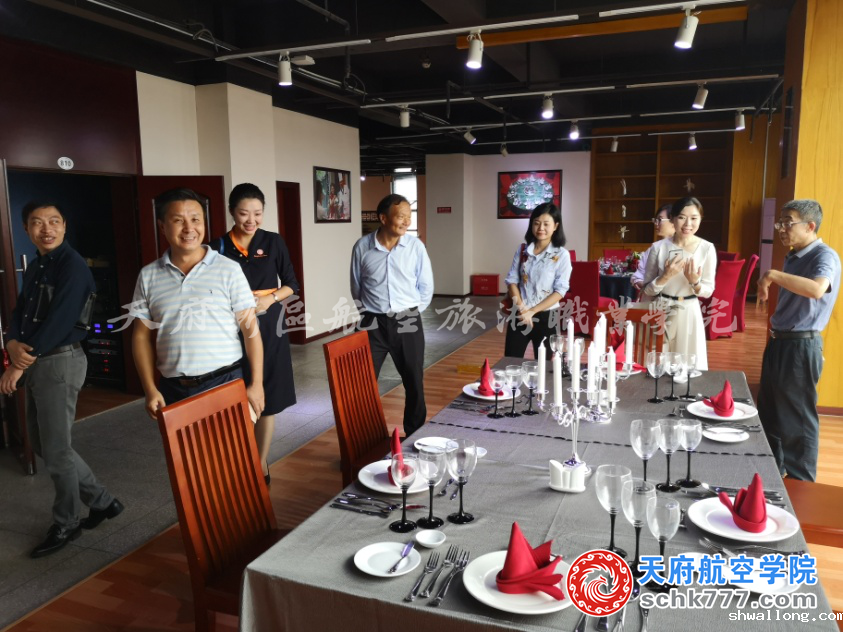 陈敬贵处长讲解酒店实训室（右一）.png