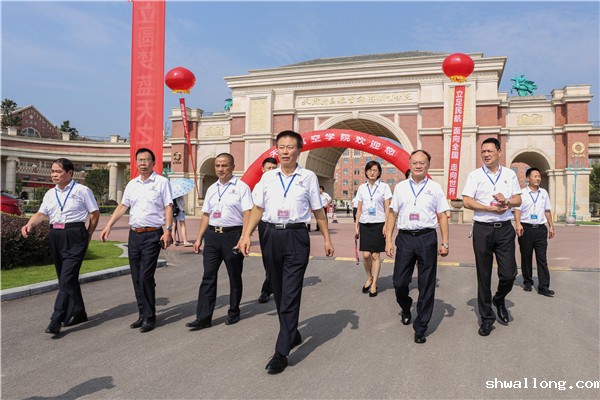 学院领导在校门前迎接新生到来.jpg