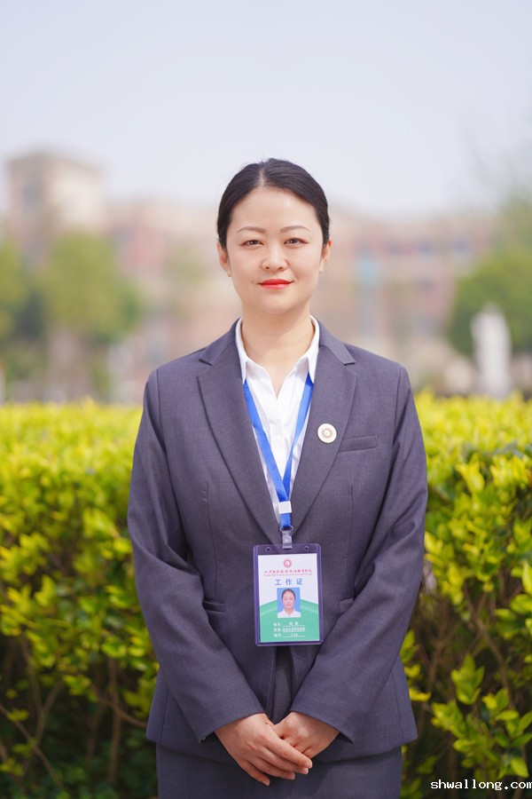 何莉_副本.jpg